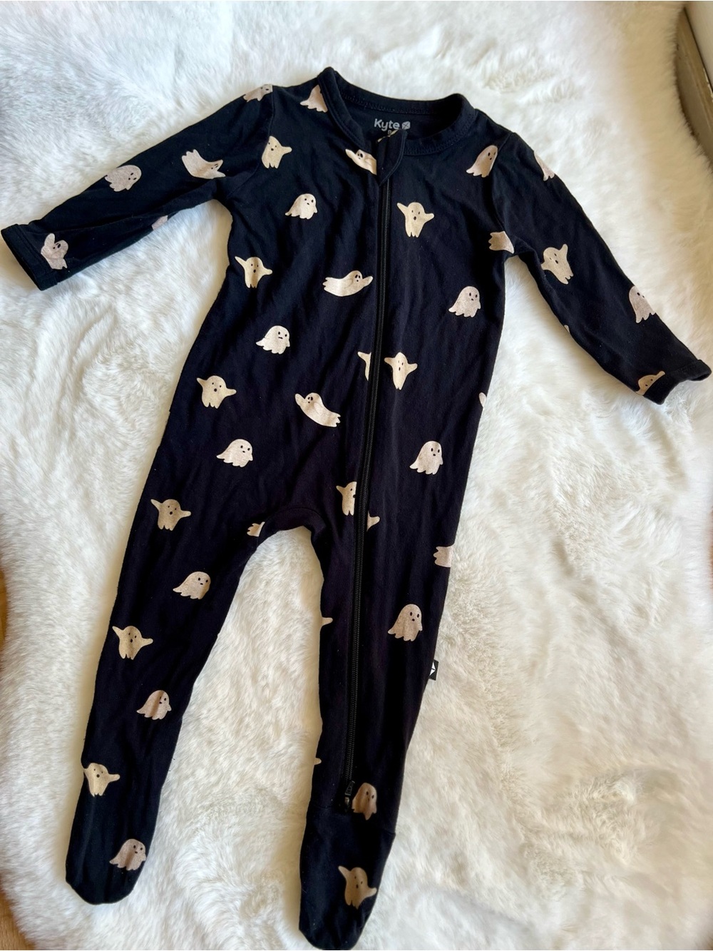 Kyte BABY Black Footed One-Piece with Beige Ghost Print ~ 3-6M